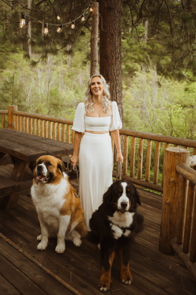 eloping in oregon with dogs. how to plan an oregon elopement. how to include dogs in your elopement. adventure elopement. intimate wedding.