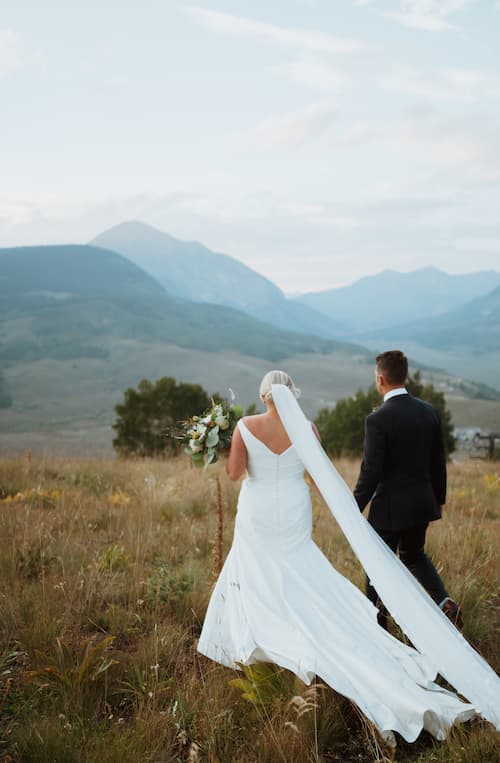 How to elope in the colorado mountains. Elopement packing list. What to bring on your adventure elopement in colorado. when to have your adventure elopement in Colorado.