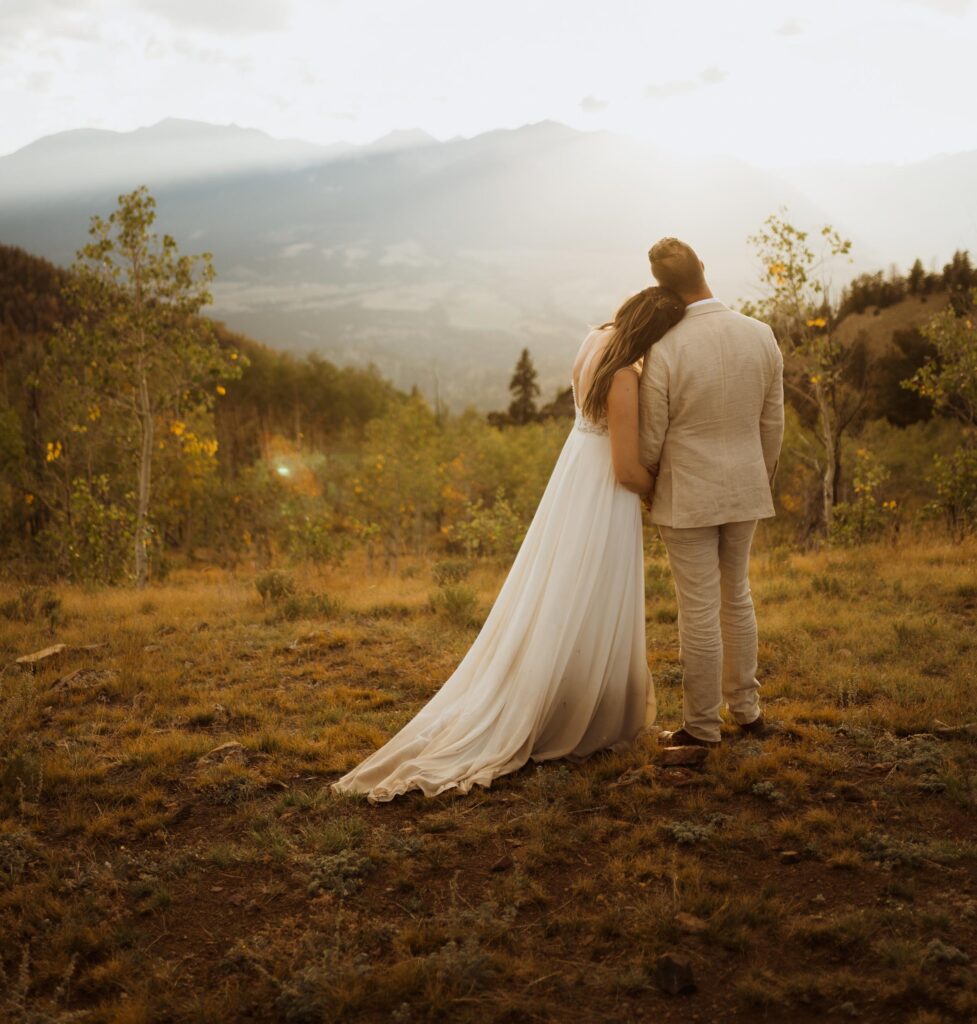 Intimate wedding ceremony. How to plan your intimate wedding in Buena Vista with family and friends. Micro-wedding ideas and inspiration in the mountains.