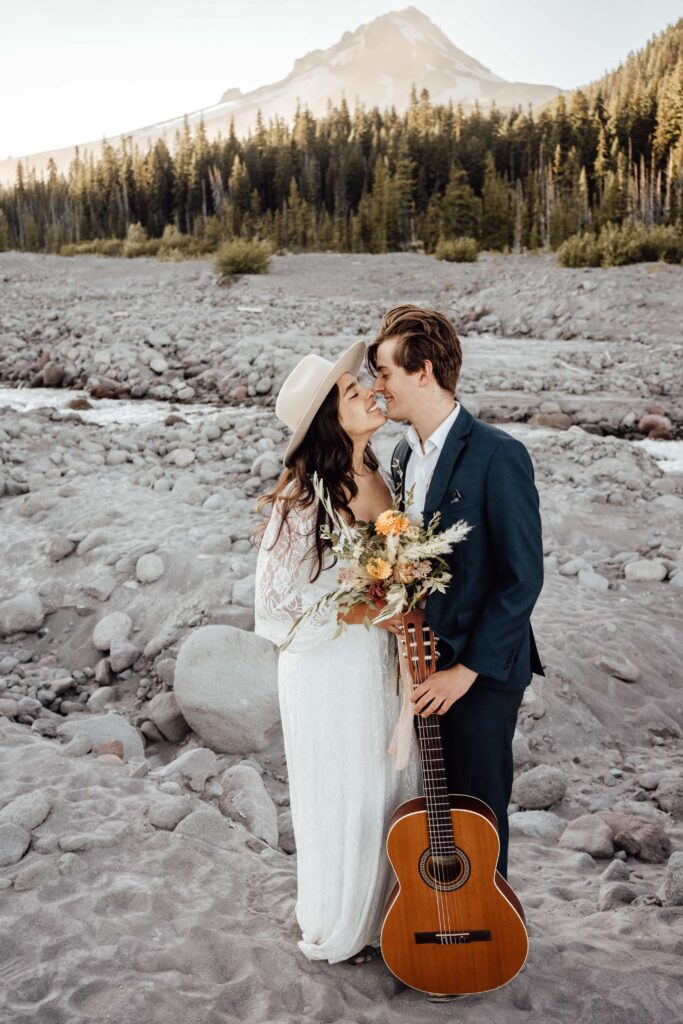How to elope in Oregon. Planning your Mt. Hood summer elopement. Packing essentials, where to elope and more. 