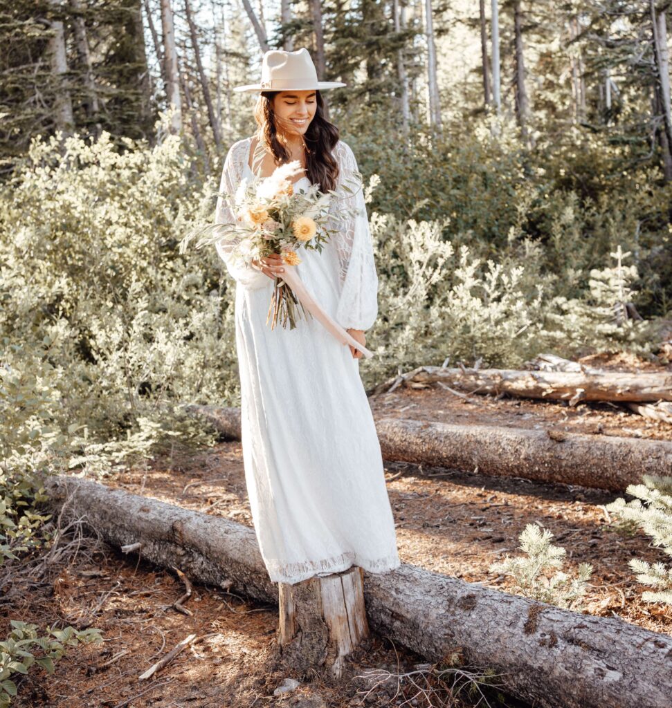 How to elope in Oregon. Planning your Mt. Hood summer elopement. Packing essentials, where to elope and more. 