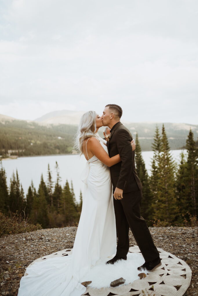 How to plan your Crested Butte Elopement. Your ultimate guide to your adventure elopement in Colorado and the Rocky Mountains. The best stays, food, hiking, and more. Elopement photography packages, Colorado elopement photographer, adventure elopement photographer.