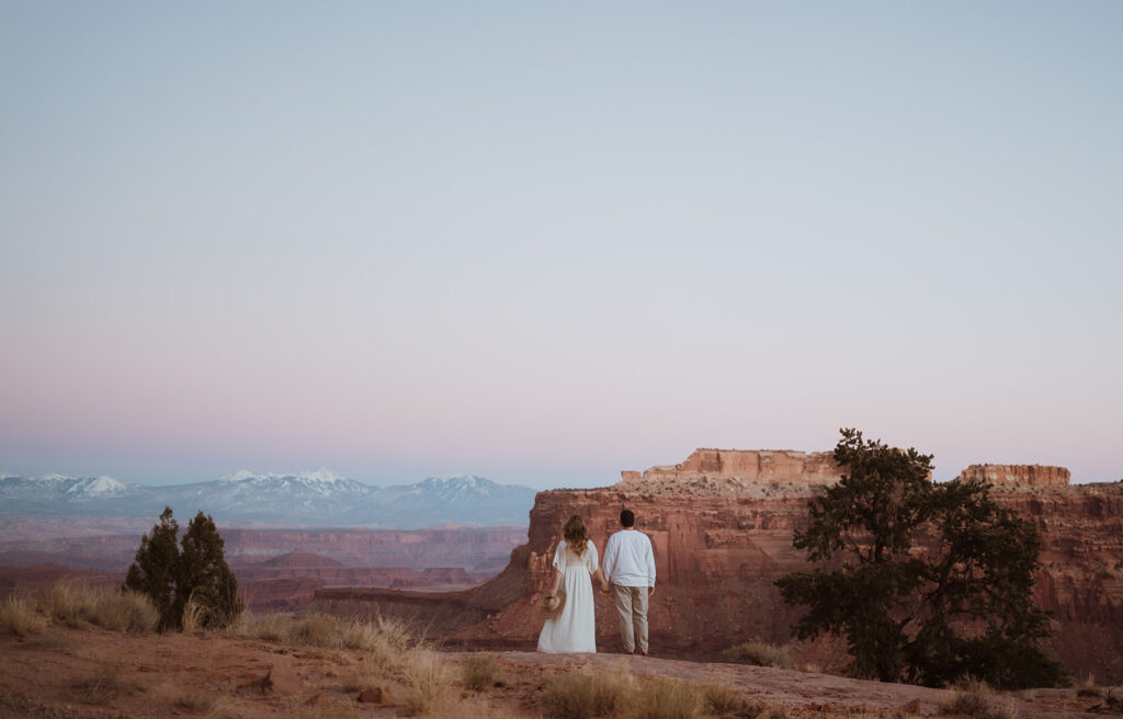 canyonlands national park elopement. how to elope in moab and the utah desert. adventure elopements and weddings in utah.